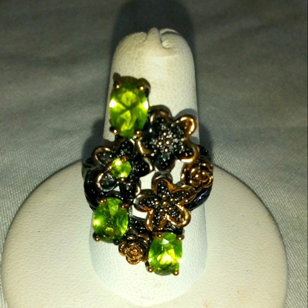 Lovely peridot cocktail ring Size 7.75